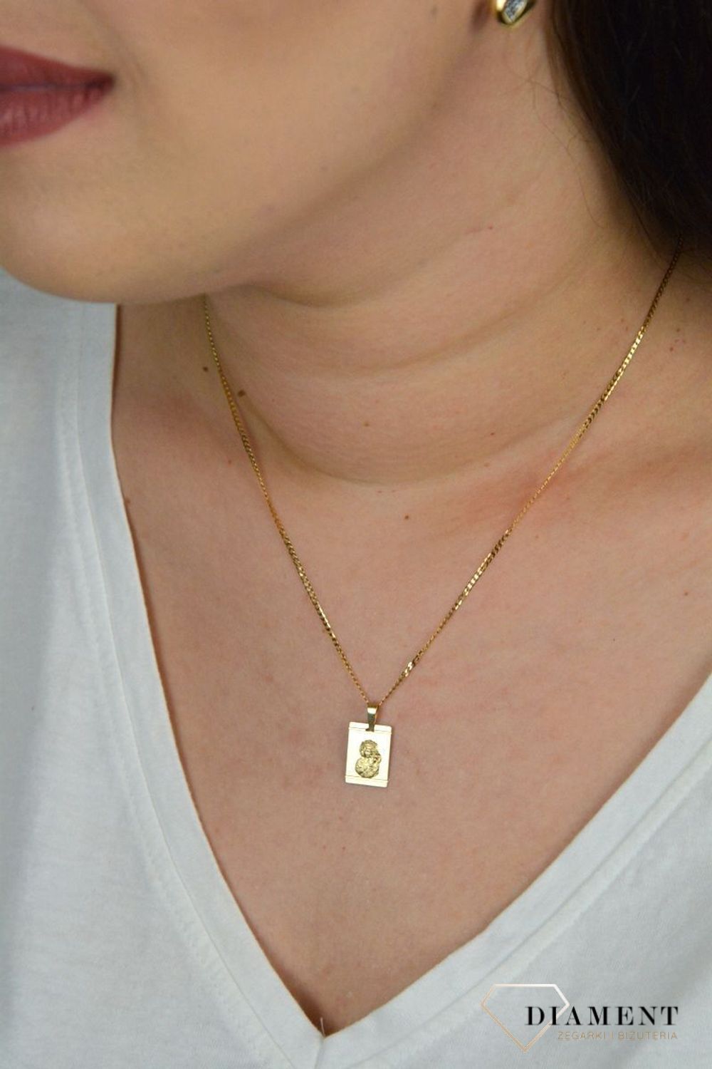 Złoty, prostokątny medalik z Matką Boską Częstochowską. ZA 6061A.jpg